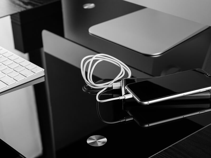 Apple mantiene de momento el puerto de carga Lightning para los iPhone 