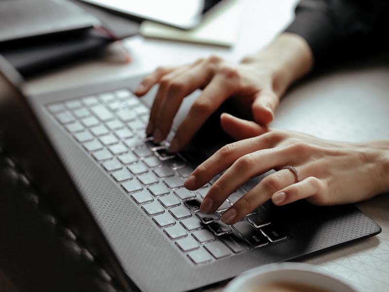 Chromebook computers will notify if someone is spying the screen Chromebook computers will notify if someone is spying the screen
