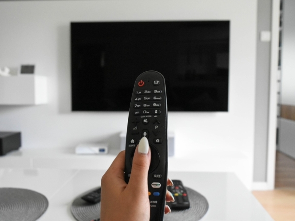 Smart TVs and Wireless Headphones: How Technology Has Transformed Home Entertainment